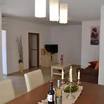 Holiday Home Mate Дом отдыха Tinjan
